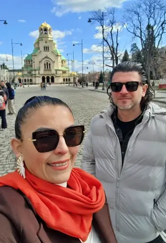 İlker Özcan ve Kezban Özcan Sofya’da Aleksandr Nevski Katedrali önünde